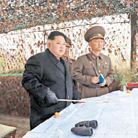 金正恩（左）不理會國際社會反對，多次下令軍方發射導彈。（資料圖片）