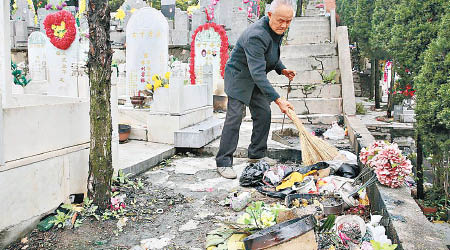 清潔工在墓地清理垃圾。（互聯網圖片）