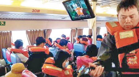 出事的「凱旋三號」乘客穿上救生衣待援。（互聯網圖片）