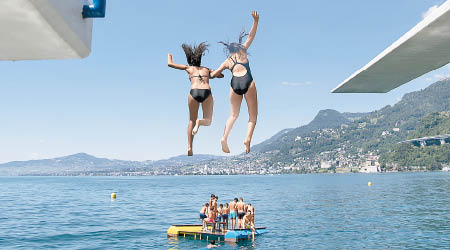 婦女可合法在日內瓦湖和羅訥河半裸戲水。（資料圖片）