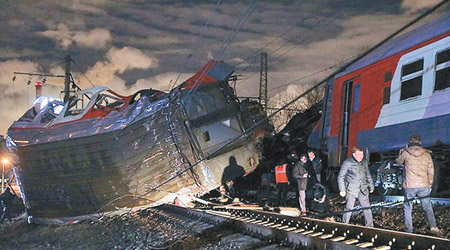 列車出軌，損毀嚴重。（互聯網圖片）