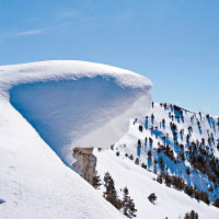 警方懷疑登山客踩中雪簷而直墮山崖。圖為同類的雪簷。