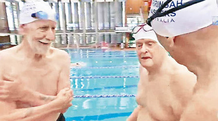 長者們成為澳洲最老的游泳隊伍。（電視畫面）