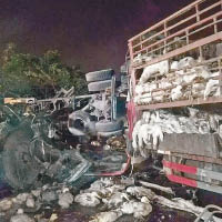 出事車輛嚴重受損，貨物零件散落一地。（互聯網圖片）