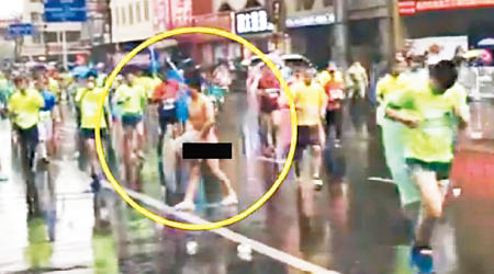 比賽期間突然出現裸跑男（黃圈示）。