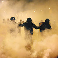 防暴警察使用催淚氣體驅散。