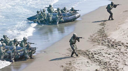 台灣的海軍陸戰隊在沙灘操練。（資料圖片）