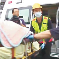 救護員將傷者送上救護車。（互聯網圖片）