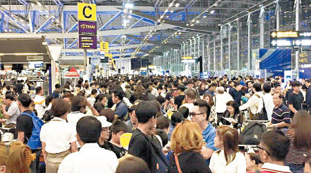 近一千五百名準備赴日本的旅客滯留曼谷機場。