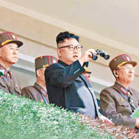 金正恩（中）視察「北韓人民軍特種部隊空降和目標打擊大賽」。（北韓《勞動新聞》圖片）
