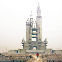 北京沃德蘭遊樂園停工爛尾，留下未完工的建築。