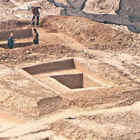 考古人員已挖掘出多處墓坑。