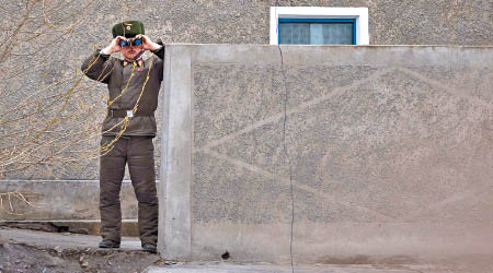 駐守中朝邊境的北韓士兵視察周遭環境。