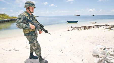 菲律賓有意搶佔南海無人島礁，圖為菲軍巡邏中業島。（資料圖片）