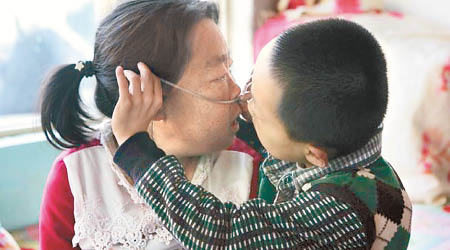 岳曉香與兒子感情深厚。（互聯網圖片）