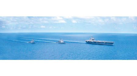 卡爾文森號（右）已抵朝鮮水域。（美國海軍圖片）