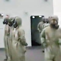 西寧艦官兵罕有穿上防輻衣訓練。（電視畫面）