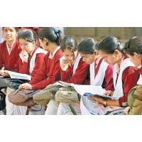 印度教科書涉嫌歧視，圖為當地學生在考試前最後溫習。