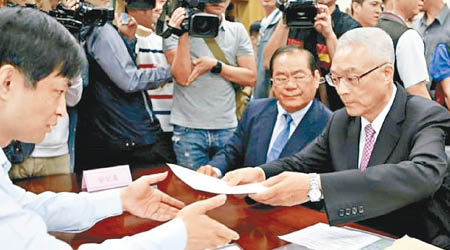 吳敦義（右）登記參選國民黨主席。（中時電子報圖片）