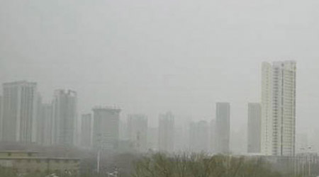 被沙塵覆蓋的西寧市。（互聯網圖片）