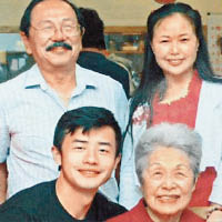 龔宇偉（前左）與家人合照。（互聯網圖片）