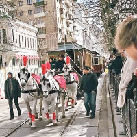 由馬匹拉着的古老電車參與大巡遊。（互聯網圖片）