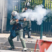 防暴警員向示威者發射催淚彈。