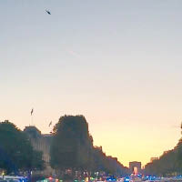 直升機在香榭麗舍大道上空盤旋。（互聯網圖片）