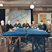 艾森豪威爾（中）與指揮官開會。