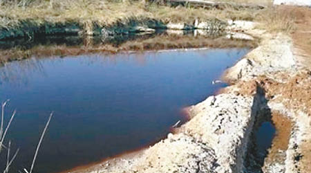 陵川縣有化工企業的廠區被揭有排廢水的滲坑。