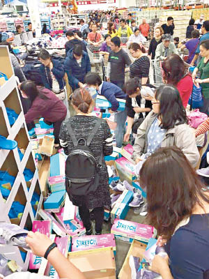 超市推出名牌波鞋大減價，吸引大量民眾搶購。（互聯網圖片）