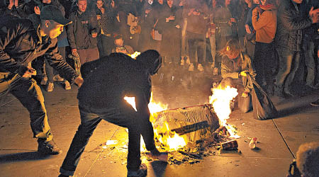 示威者焚燒垃圾表達不滿。
