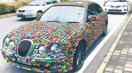 馬哈迪的座駕車身黏滿玩具車。（互聯網圖片）