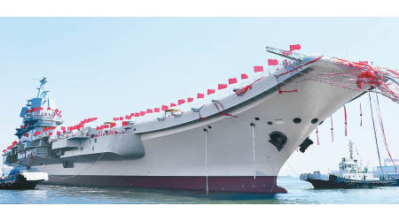 中國首艘國產「001A」型航空母艦在大連出塢下水。（中新社圖片）