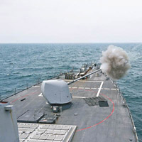 菲茨杰拉德號與日自衞隊聯合演習期間向目標發炮。（美國海軍圖片）