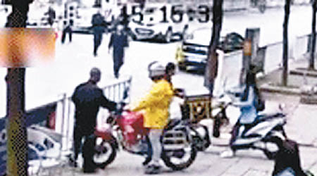 城管截停駕電單車的外賣速遞員（黃衫）。（互聯網圖片）