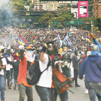 大批反政府的民眾上街。