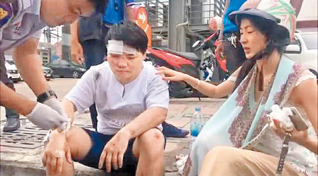 遇劫中國夫婦事後坐在街頭待救。（互聯網圖片）