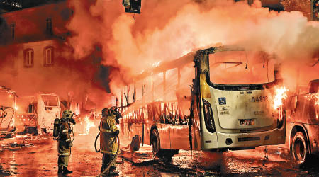 有巴士被示威者放火燒毀。