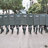軍警持盾牌步向示威者。