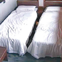 房間可放下兩張單人床。（日本電視畫面）