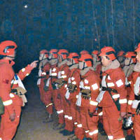 當局連夜出動消防官兵加入撲救。