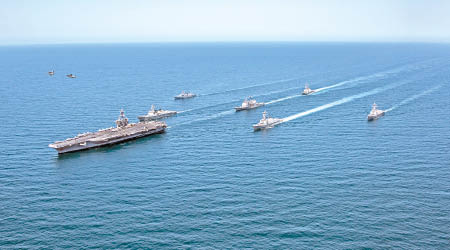 卡爾文森號（左）率領美韓軍艦演習。（美國海軍圖片）