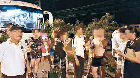 團友被遺棄在泰國街頭十分徬徨。（互聯網圖片）