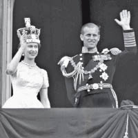 英女王（左）於五三年加冕，與菲臘（右）在白金漢宮露台揮手。