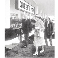 英女王（中）與菲臘（右）一九八六年在皇后碼頭上岸。（黑白資料圖片）