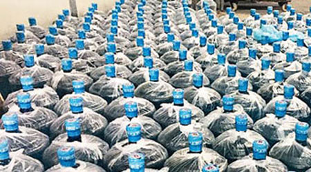 杭州有廠家回收舊水桶，製售冒牌桶裝水。（互聯網圖片）