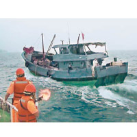 海巡隊隊員向漁船發射橡膠子彈。（互聯網圖片）
