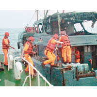 海巡隊隊員最終登上並查扣涉事大陸漁船。