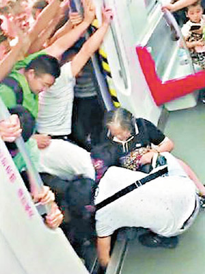 乘客合力協助腿部被卡在夾縫的老婦。（互聯網圖片）